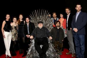 "Game of Throne"-Schöpfer George R. R. Martin im Kreise seiner Serien-Stars