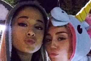 Und jetzt eine schöne Schnute ziehen....Ariana Grande (li.) und Miley Cyrus
