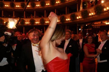 Ups, wo ist denn das Kleid hingerutscht...?