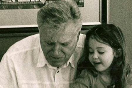 Klein-Miley auf dem Schoß ihres verstorbenen Großvaters Ron