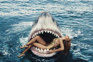 Anmutig posiert Rihanna im Haimaul