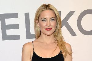 Der Jumpsuit umspielt Kate Hudsons zierliche Figur