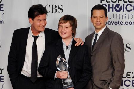 Schicke Trophäe: Charlie Sheen, Angus T. Jones und Jon Cryer (v.l.n.r.) präsentieren 2009 ihren People's Choice Award für di...