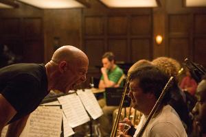 Terrence Fletcher (J. K. Simmons, l.) verlangt seinen Schülern alles ab