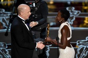 Diese Szene war im deutschen TV nicht zu sehen: J.K. Simmons bekommt seinen Oscar von Kollegin Lupita Nyong'o