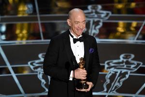 Als erster Gewinner des Abends holte sich J. K. Simmons für seine Nebenrolle in "Whiplash" einen Goldjungen ab