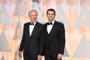Ob sie schon ahnen, dass es nicht ihr Abend wird? Clint Eastwood (li.) und Bradley Cooper vor der Oscar-Verleihung