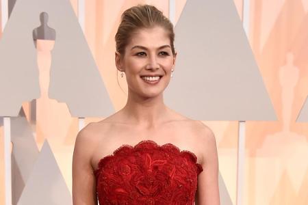 Rosamund Pike in verführerischem Rot
