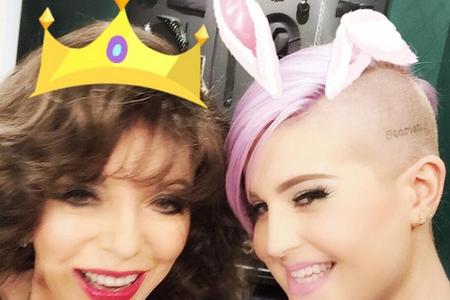 Kelly Osbourne posiert mit ihrem Idol Joan Collins
