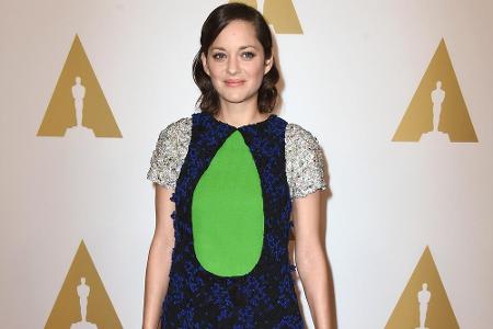 Der grüne Fleck auf dem kleid von Marion Cotillard ist ein Hingucker