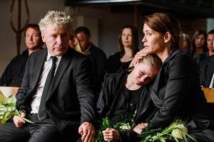 Hauke Broder (Jörg Schüttauf), Charlotte Broder (Lilly Barshy), Silke Broder (Anja Kling) trauern