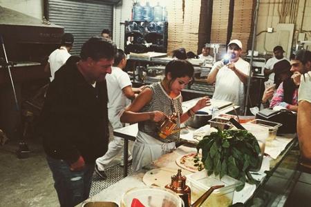 Auch in der Küche mit Selena Gomez eine gute Figur