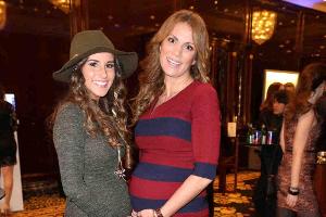 Zeigt her eure Baby-Bäuche: Moderatorin Kerstin Linnartz (r.) und Sängerin Sarah Engels