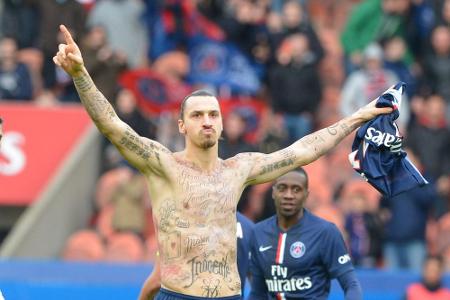 Zlatan Ibrahimovic kassierte für das Ausziehen seines Trikots eine gelbe Karte