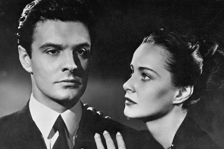Louis Jourdan (l.) in seinem ersten großen Hollywood-Film, Alfred Hitchcocks 