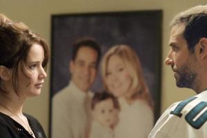 Während eines Abendessens lernt Pat (Bradley Coope) die instabile Tiffany (Jennifer Lawrence) kennen