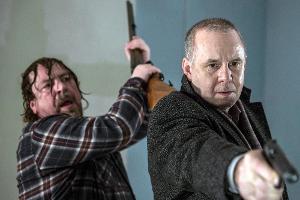 Rolf Poller (Armin Rohde, l.) hat es auf Kriminalhauptkommissar Frank Steier (Joachim Król) abgesehen