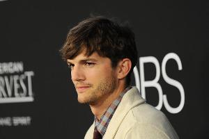 Ashton Kutcher besitzt eine "Penis-Prothese"