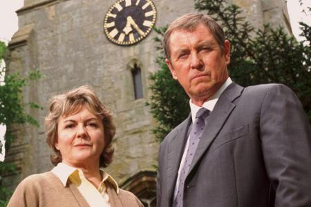 Inspector Barnaby (John Nettles) und Frances Le Bon (Gwen Taylor) machen auf dem Friedhof eine interessante Entdeckung.