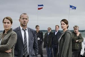 Simon Kessler (Heino Ferch, 2.v.li.) und sein Team ermitteln im Mord an einem Mädchen