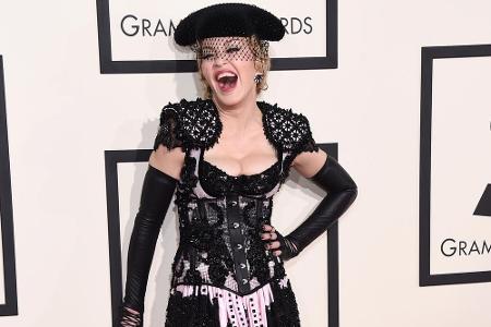 Madonna im kleinen Schwarzen