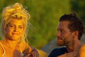 Sarah und Oliver beim romantischen Sonnenuntergang