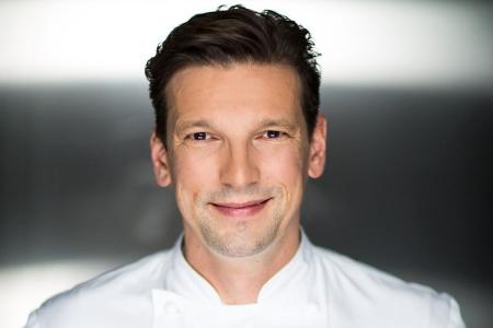 Koch Christian Jürgens zählt mit drei Sternen im Guide Michelin und 19 Punkten im Gault Millau zur Weltspitze