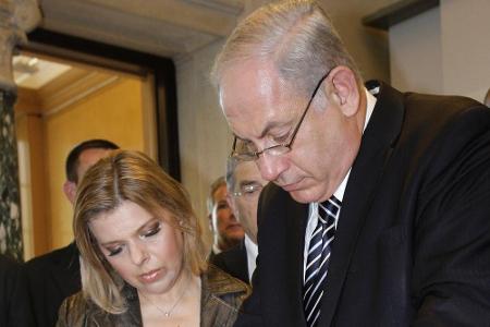 Sara Netanyahu neben ihrem Mann Benjamin bei einem Besuch in Berlin im Jahr 2009