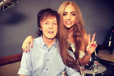 Lady Gaga posiert mit Paul McCartney im Studio