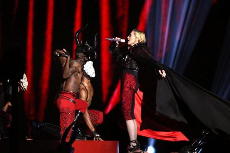 Der Moment, kurz bevor Madonna von der Bühne gerissen wird