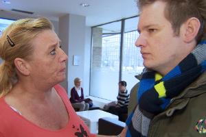 Um die Scheinehe zu verhindern, droht Elke (l.) damit, Ole und Inez bei der Ausländerbehörde anzuschwärzen