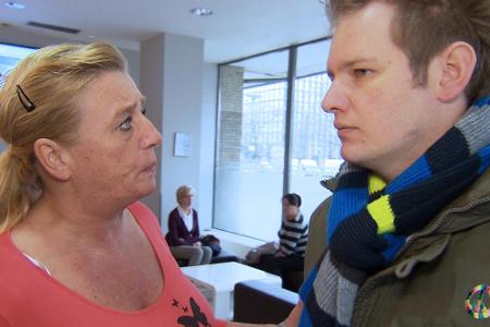 Um die Scheinehe zu verhindern, droht Elke (l.) damit, Ole und Inez bei der Ausländerbehörde anzuschwärzen