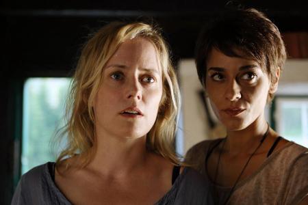 Charly (Silke Bodenbender, l.) und Manu (Edita Malovcic, r.) in 