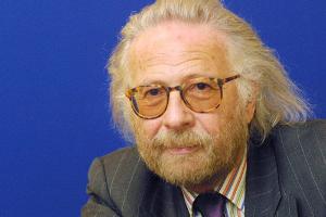 Der Schriftsteller und Literaturkritiker Fritz Raddatz bei einer Veranstaltung in Berlin