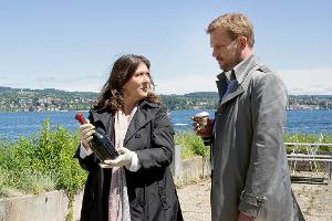 Bei der ersten Untersuchung der Leiche durch Gerichtsmediziner Wehmut (Benjamin Morik, l.) finden sich im Rucksack des Toten...