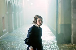 Die Dichterin Annette von Droste-Hülshoff (Constanze Weinig) irrt durch das nächtliche Konstanz der 1848er Jahre