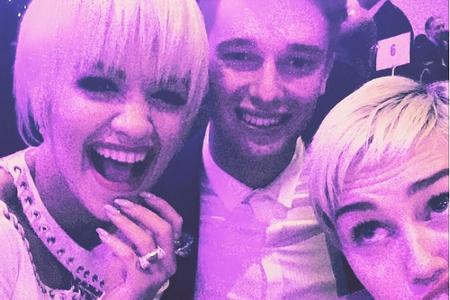 Ein flotter Party-Dreier: (v.li) Rita Ora, Patrick Schwarzenegger und Miley Cyrus