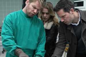 Dr. Henning Kirchhoff (Kai Scheve, l.) erklärt Pia Kirchhoff (Felicitas Woll) und Oliver von Bodenstein (Tim Bergmann, r.) d...