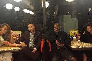 Chrissy Teigen, John Legend, Kanye West und Kim Kardashian (v. l. n. r.) lassen sich ihre Waffeln schmecken
