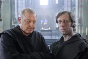 Privatdetektiv Wilsberg (Leonard Lansink, l.) ermittelt in dem Kloster, in dem Ekki (Oliver Korittke) eigentlich zur Ruhe ko...