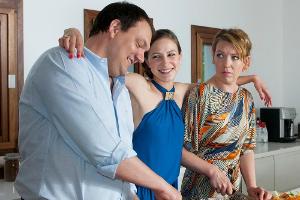 Katrin (Lina Beckmann, r.) ist noch skeptisch, während Lorenz (Charly Hübner, l.) und Theresa (Natalia Belitski, M.) sich fr...