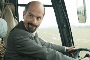 Stromberg (hier am Steuer des Team-Busses) muss wohl noch länger als geplant mit seinem Subaru vorliebnehmen