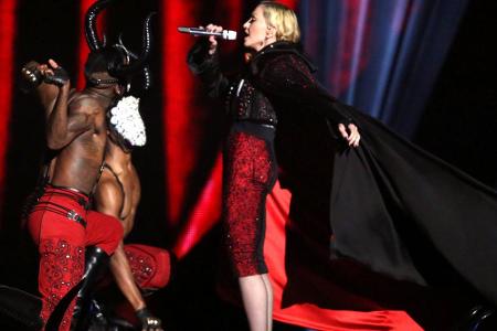 Madonna bei den Brit Awards: Ihr Cape saß etwas zu fest
