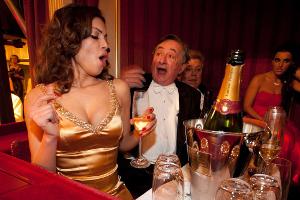 Richard "Mörtel" Lugners Ehrengast Ruby Rubacuori scheint sich im Jahr 2011 köstlich in der Loge des alten Bauherren amüsier...