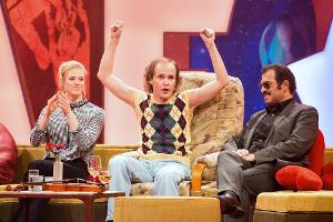 Es geht um Liebe: Larissa Marolt, Olaf Schubert und Kalle Schwensen (v.l.n.r.) bei "Olaf verbessert die Welt"