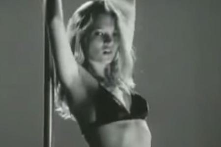 Kate Moss räkelt sich für die Rockband The White Stripes