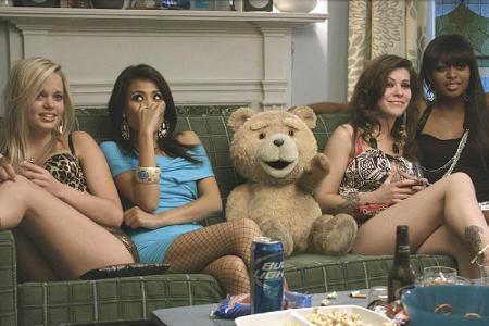 Als Ted mit vier Prostituierten erwischt wird, steht die Freundschaft zu John auf der Kippe