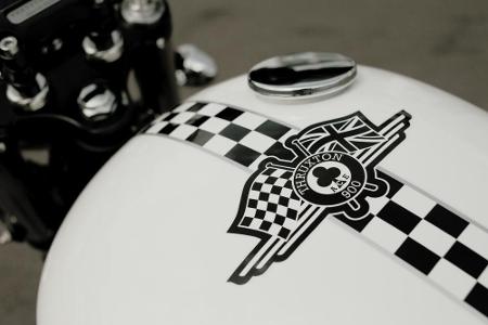 Auf dem Tank vereint: Triumph und Ace Café
