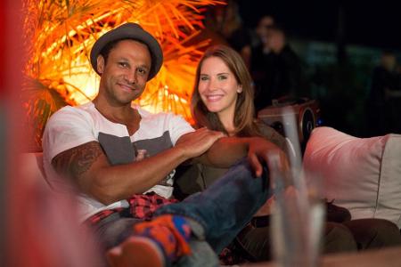 Daniel Aminati und seine Freundin Anja machten es sich auf dem Sofa bequem