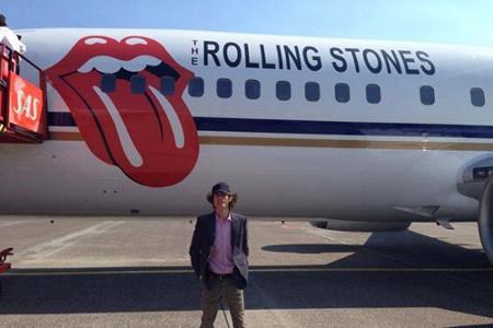 Mick Jagger vor seinem Privat-Jet natürlich mit dem legendären Zungen-Logo